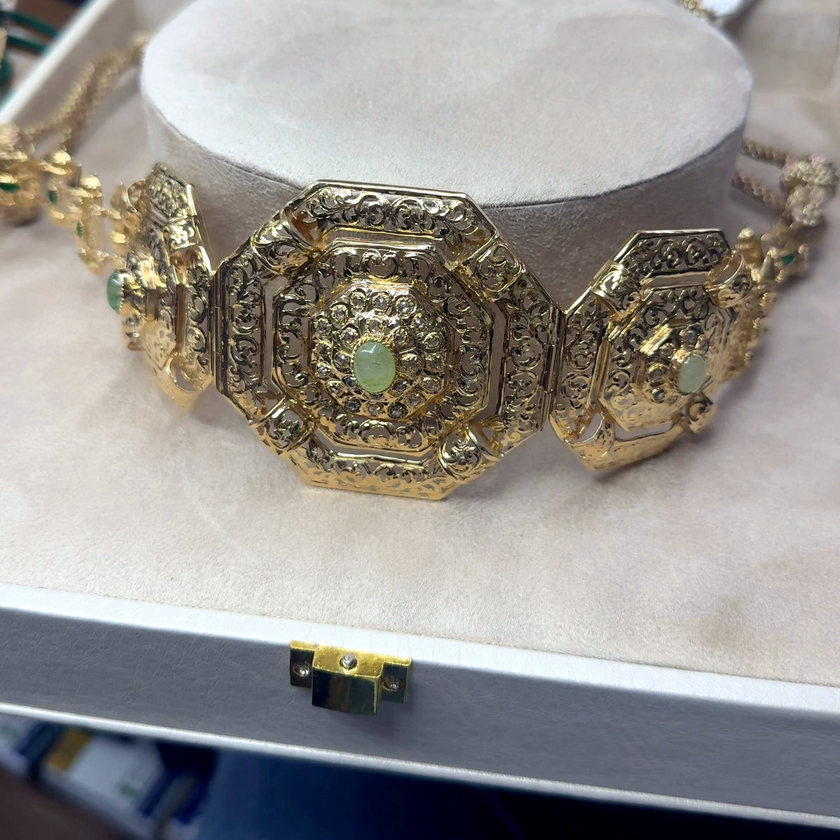 Ceinture Majdoul Beldi Ajourée Or Jaune - Sertie de Pierres Vertes – or 18 carats | Tariki