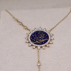 Collier Cravate Or Rose - Médaillon Calligraphie Émaillé Bleu Serti, Pampilles – or 18 carats | Tariki