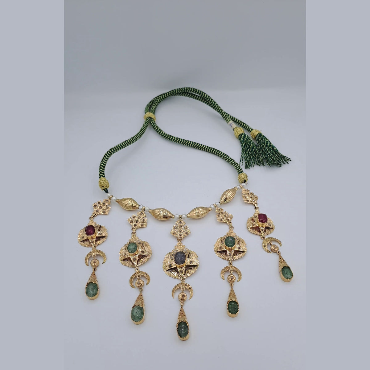 Collier Majdoul Beldi Cordon Vert Or Rose - Rosaces Serties de Pierres de Couleur, Pampilles – or 18 carats | Tariki