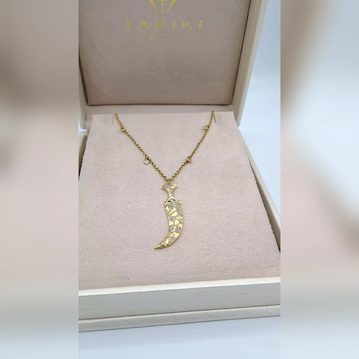 Collier Or Jaune - Pendentif Croissant de Lune Ajouré Serti – or 18 carats | Tariki