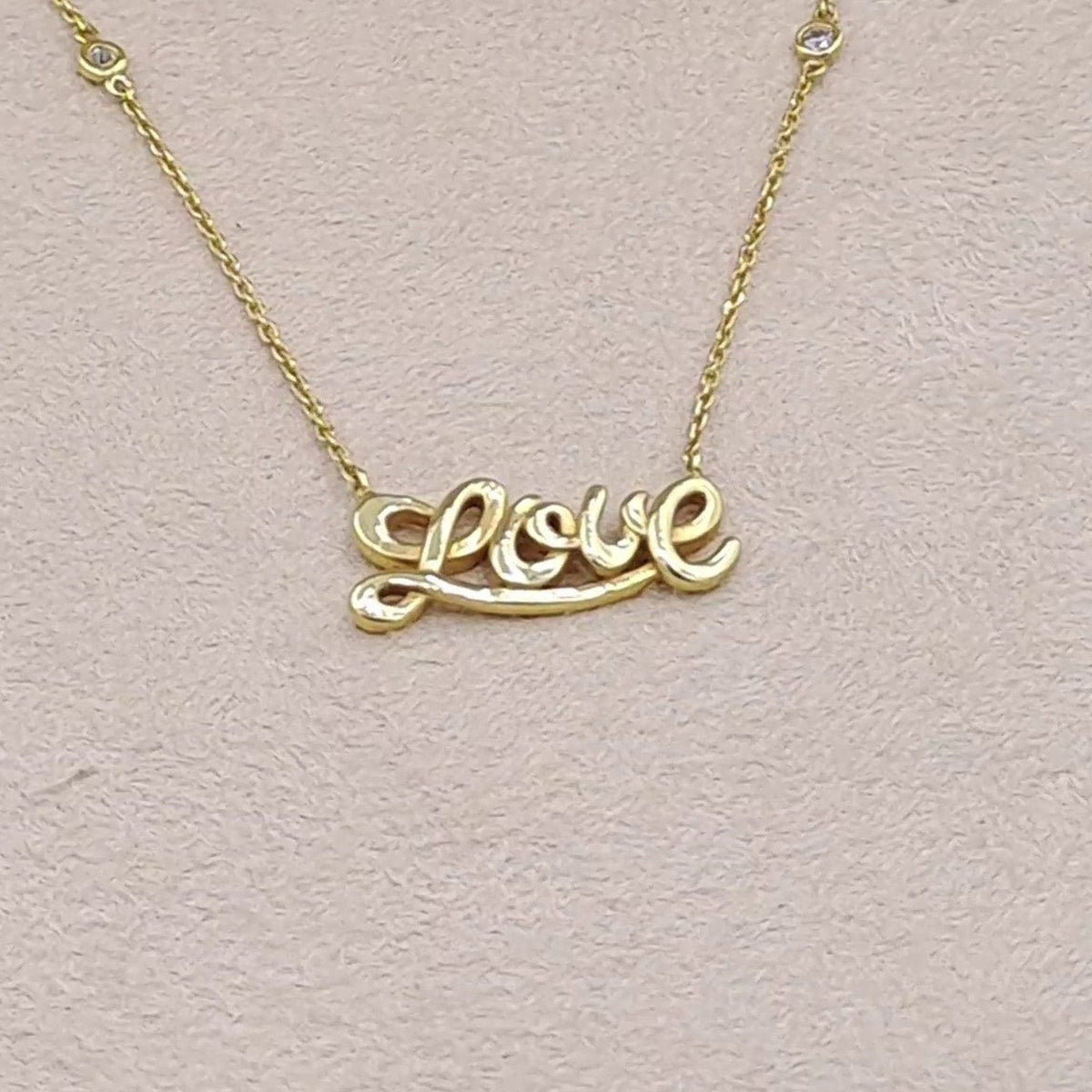 Collier Or Jaune - Pendentif Love Serti de Pierres – or 18 carats | Tariki