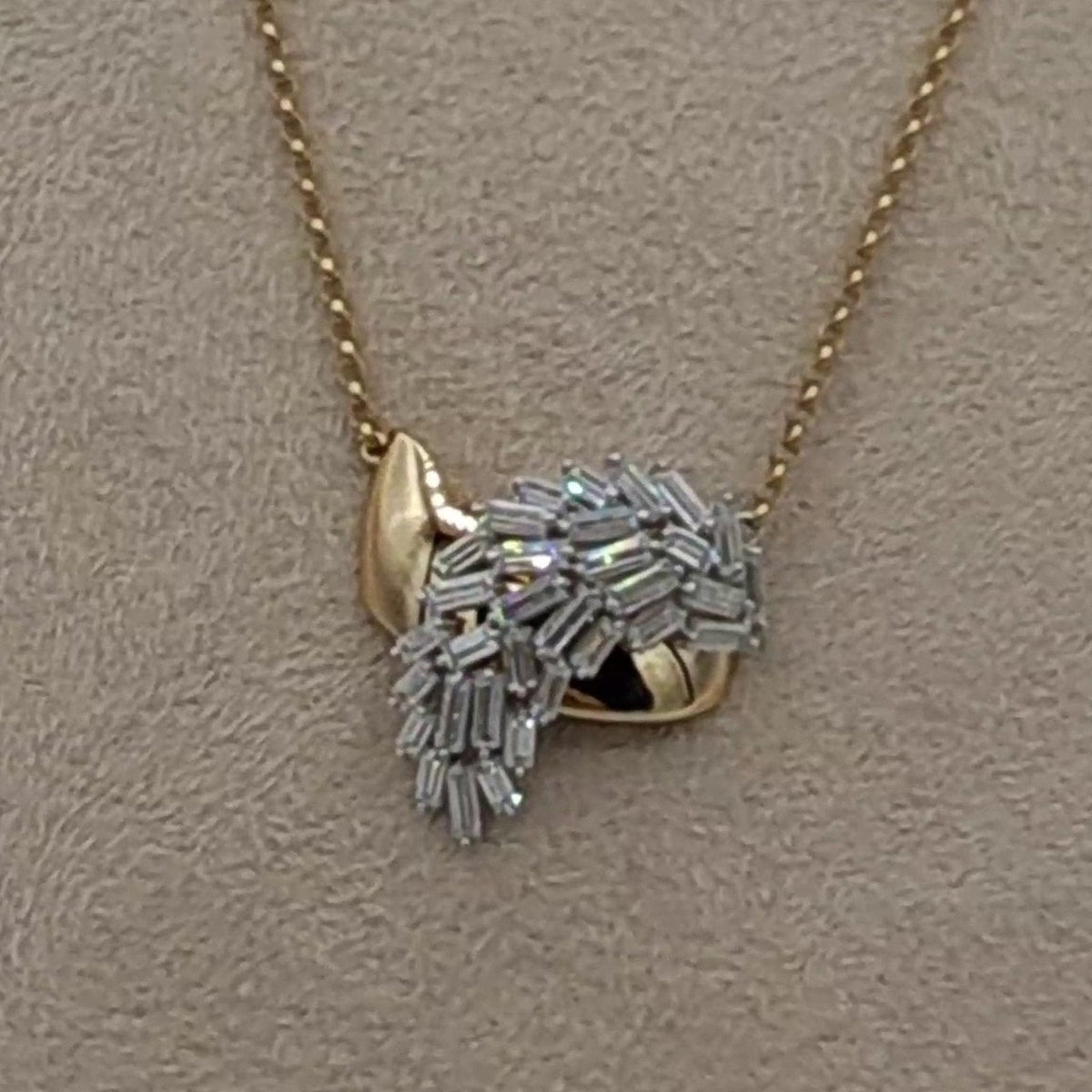 Collier Or Rose - Pendentif Feuille Pavée de Pierres, Or Blanc – or 18 carats | Tariki