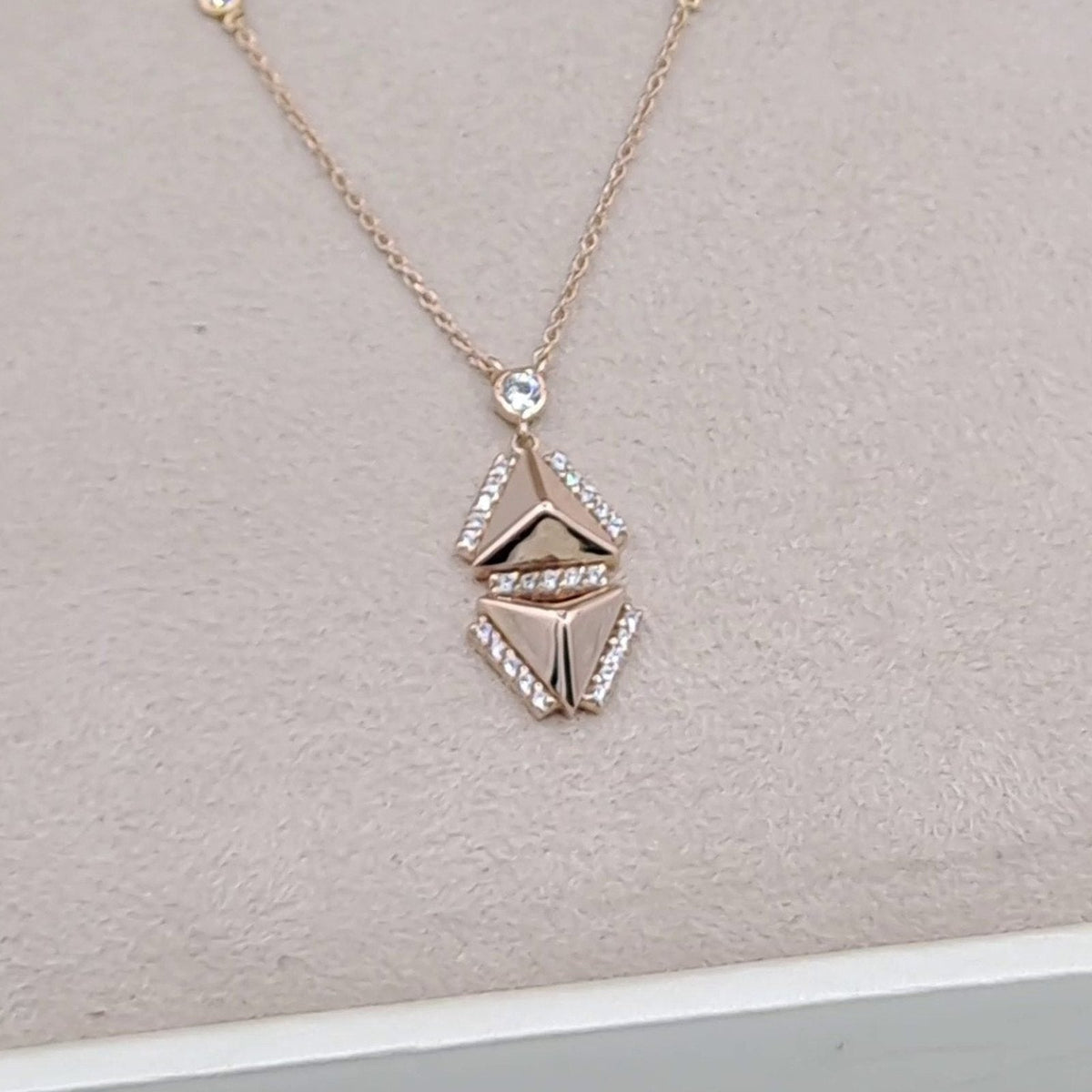 Collier Or Rose - Pendentif Losange Serti de Pierres – or 18 carats | Tariki