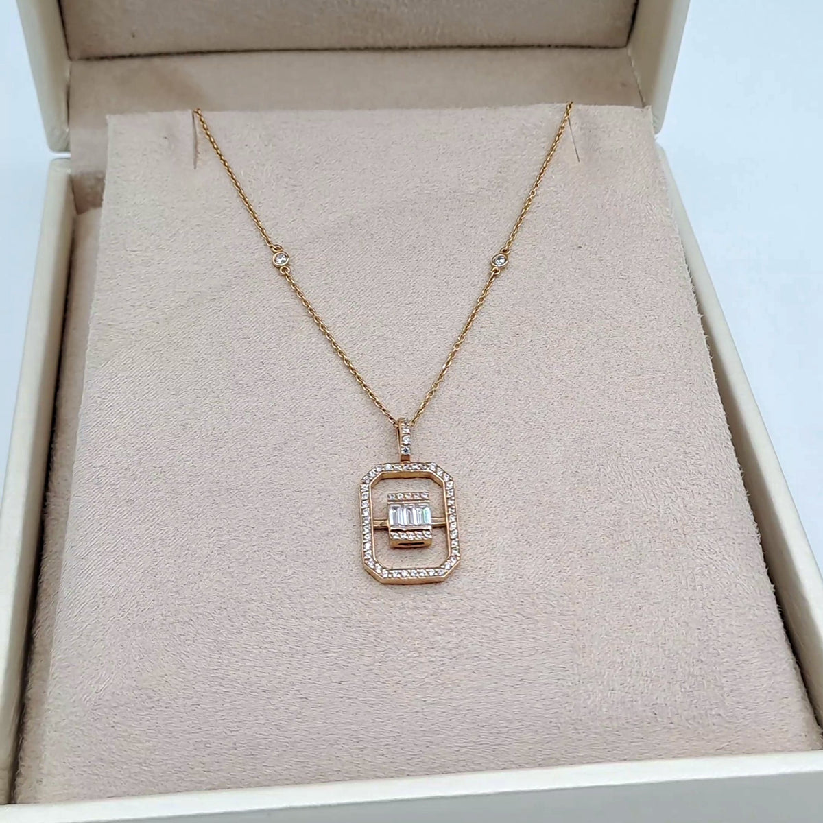 Collier Or Rose - Pendentif Rectangulaire Serti, Pierres Baguettes – or 18 carats | Tariki