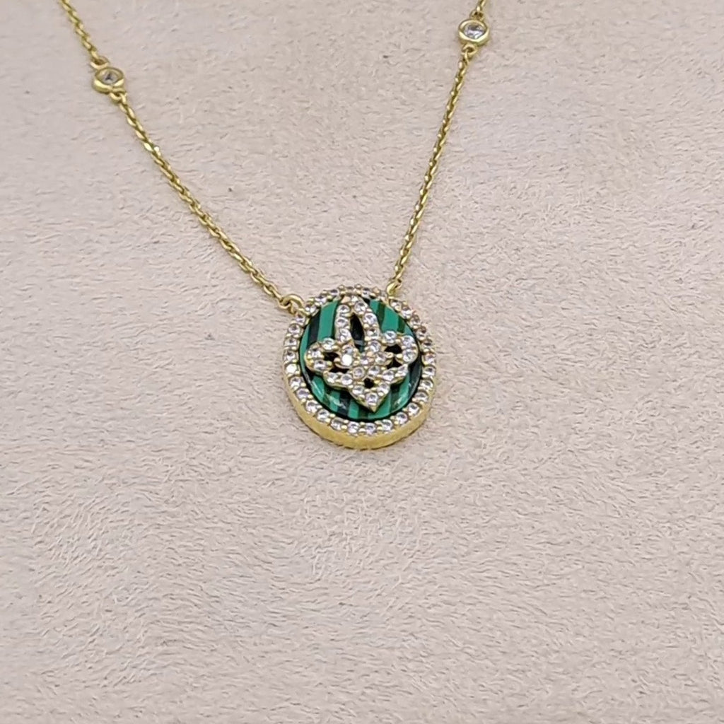 Collier Or Rose - Pendentif Rond Fleur de Lys Serti, Pierres Vertes – or 18 carats | Tariki