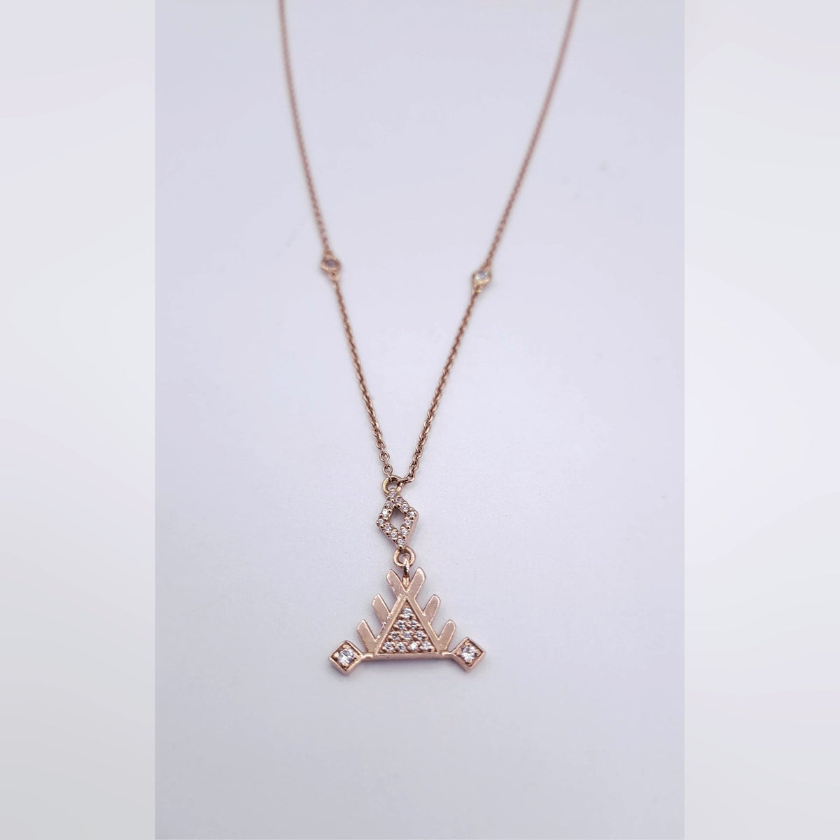 Collier Or Rose - Pendentif Triangle Serti de Pierres, Pampilles – or 18 carats | Tariki