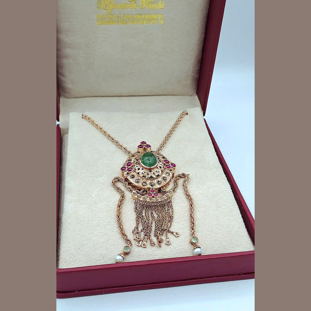 Collier Sautoir Beldi Or Rose - Rosace Sertie de Pierres Rouges et Vertes, Franges – or 18 carats | Tariki
