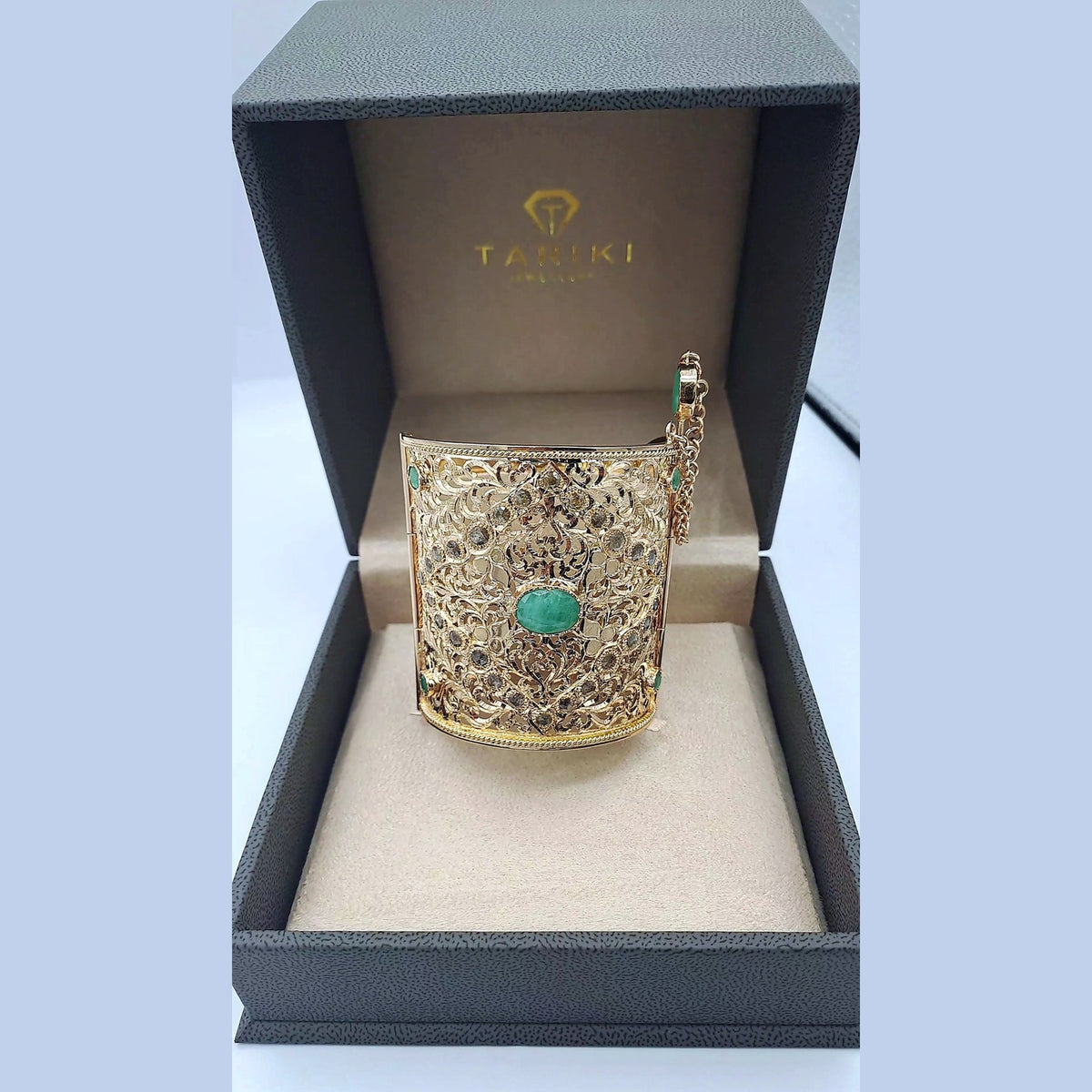 Manchette Beldi Ajourée et Ciselée Or Jaune - Sertie d'une Pierre Verte – or 18 carats | Tariki