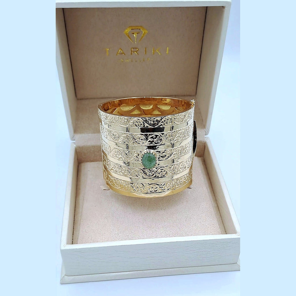 Manchette Large Beldi Ciselée Or Jaune - Sertie d'une Pierre Verte – or 18 carats | Tariki
