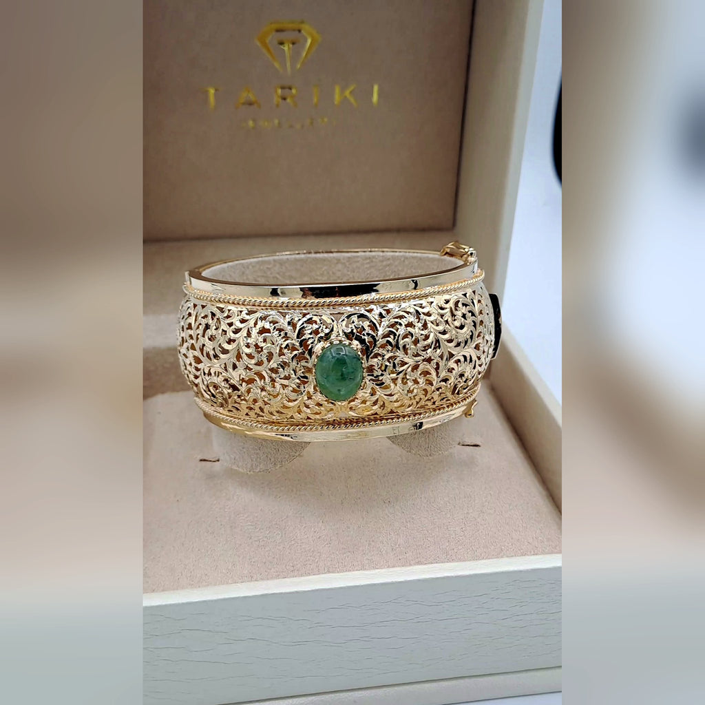 Manchette Large Bombée Beldi Ajourée Or Jaune - Sertie d'une Pierre Verte – or 18 carats | Tariki