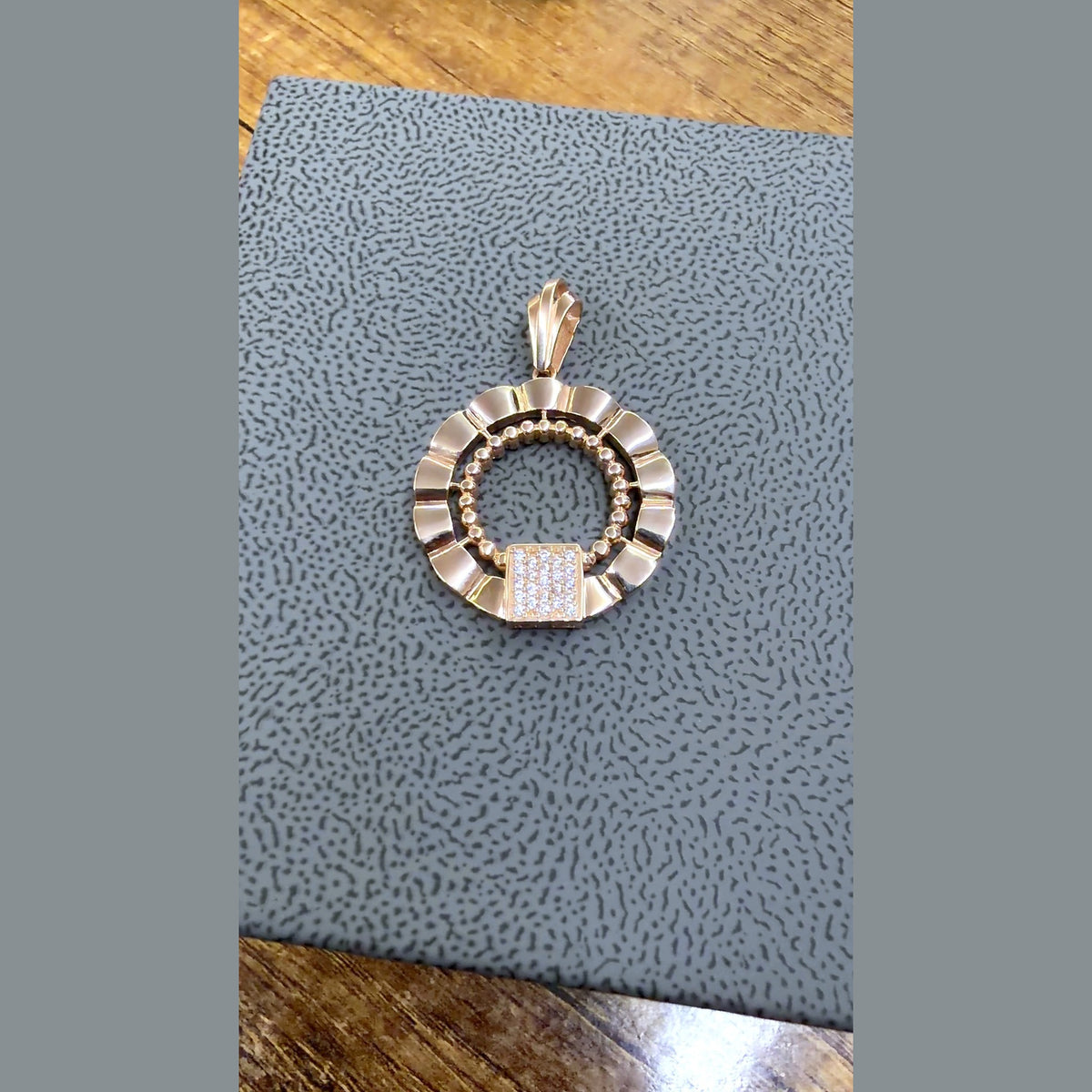 Pendentif Cercle Strié Or Rose - Carré Pavé de Pierres – or 18 carats | Tariki