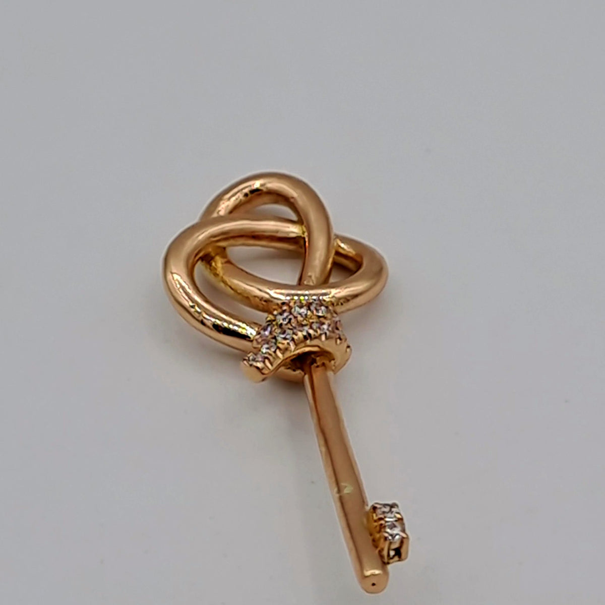 Pendentif Clé Nœud Or Rose - Sertie de Pierres – or 18 carats | Tariki