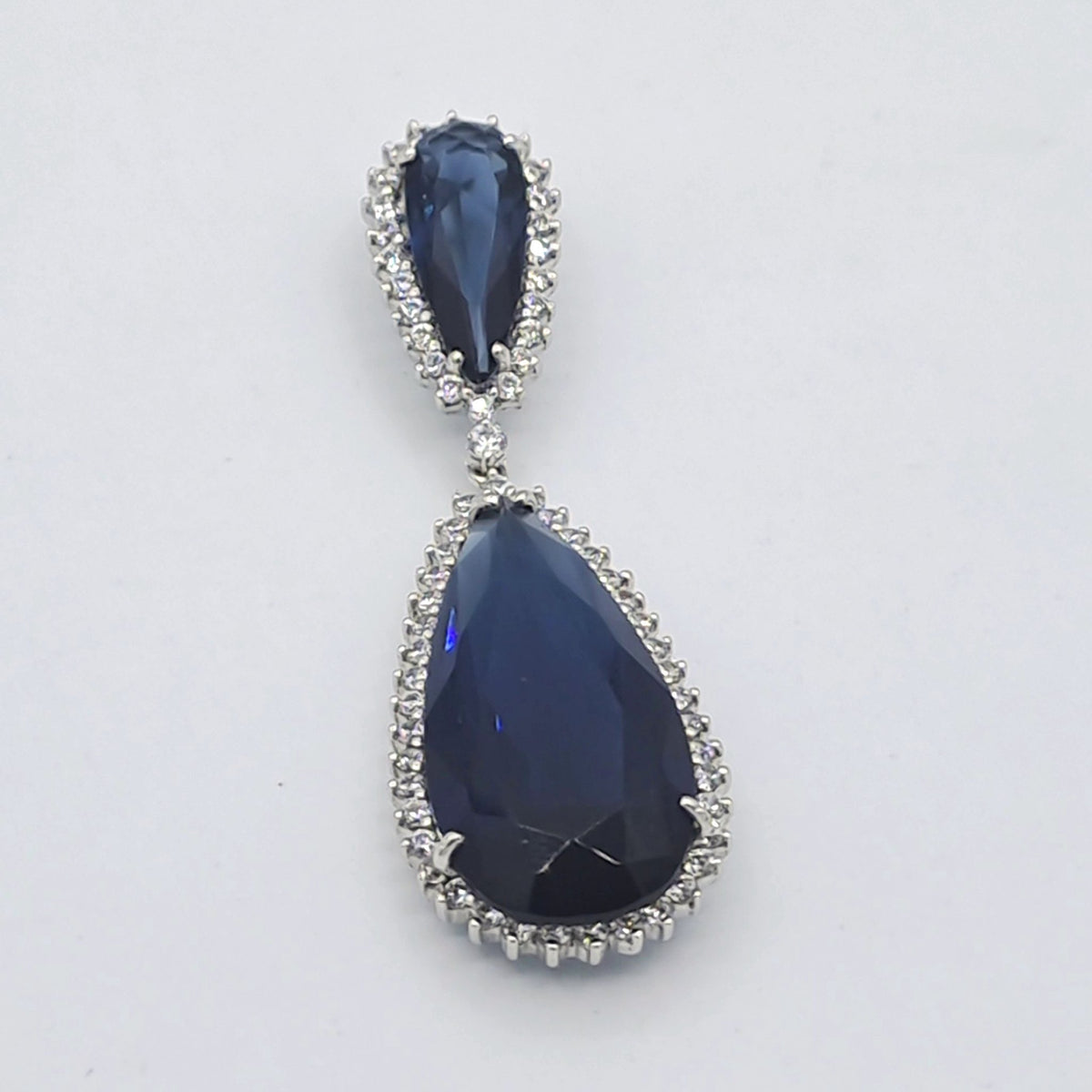Pendentif Goutte Pierre Bleue Or Blanc - Entourage Serti de Pierres – or 18 carats | Tariki