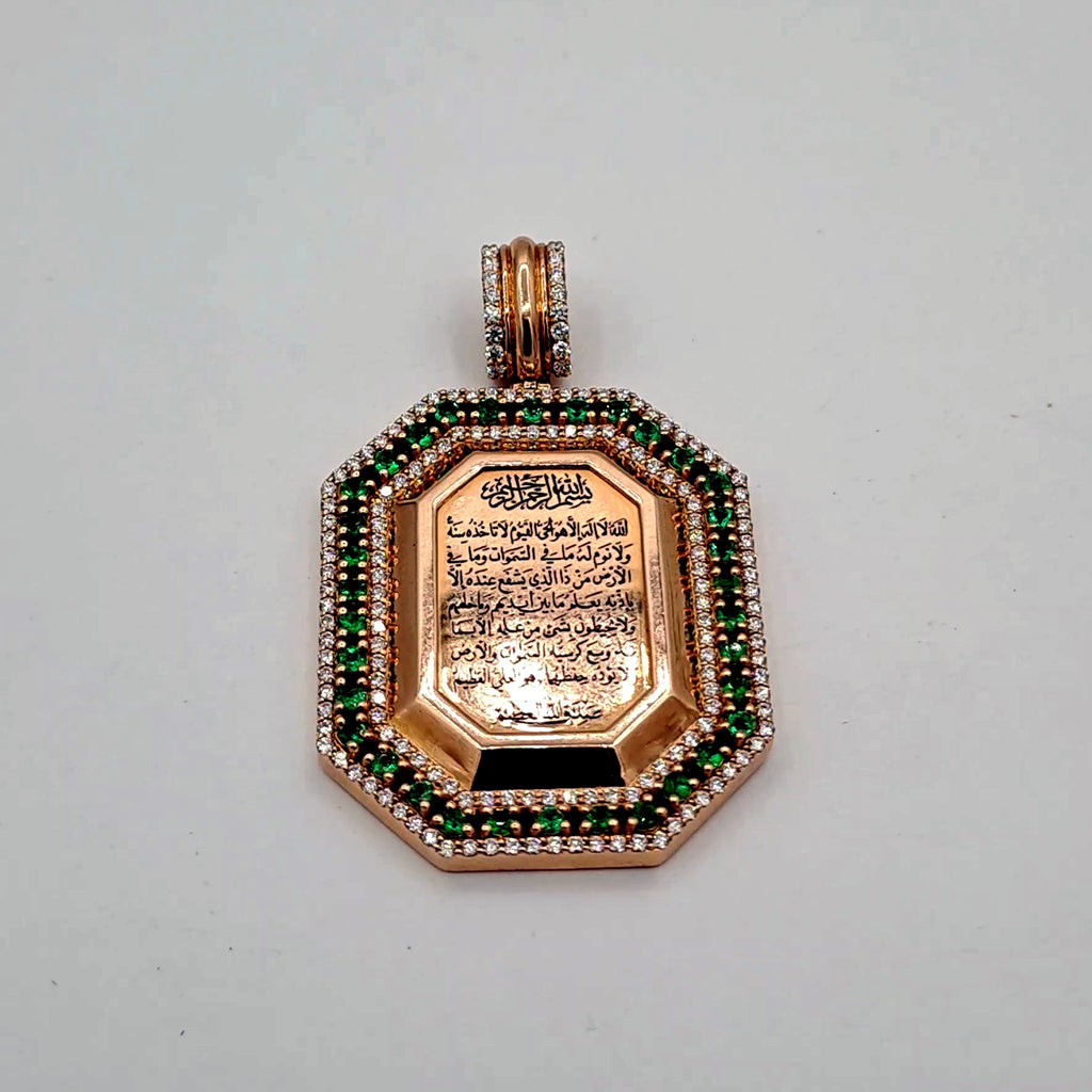 Pendentif Octogonal Or Rose - Gravé d'une Sourate, Entourage Pierres Vertes et Blanches – or 18 carats | Tariki