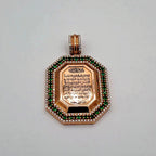 Pendentif Octogonal Or Rose - Gravé d'une Sourate, Entourage Pierres Vertes et Blanches – or 18 carats | Tariki