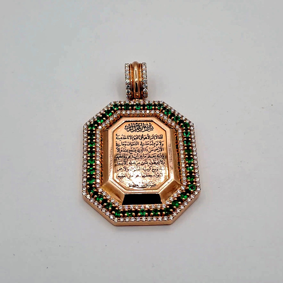 Pendentif Octogonal Or Rose - Gravé d'une Sourate, Entourage Pierres Vertes et Blanches – or 18 carats | Tariki