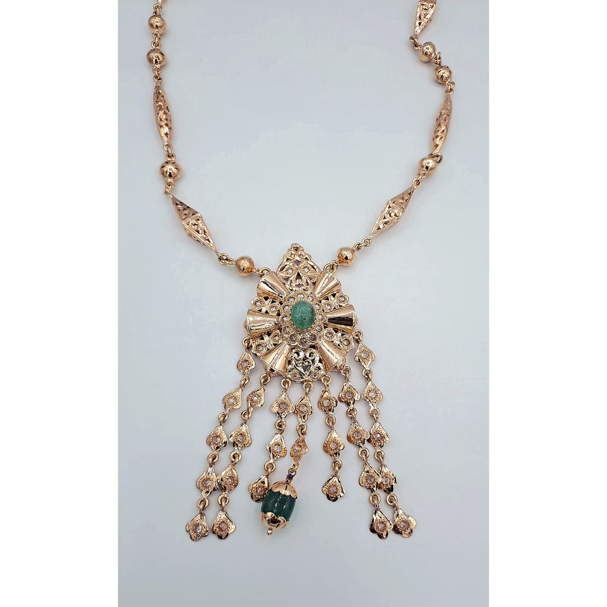 Sautoir Beldi Ciselé Or Rose - Pendentif Rosace à Franges Serti de Pierres Vertes Synthétiques – or 18 carats | Tariki