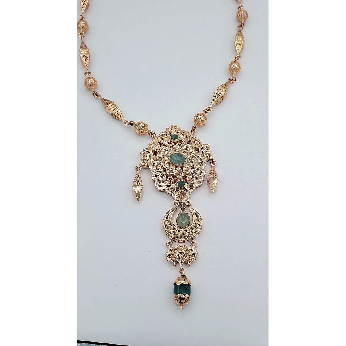 Sautoir Beldi Ciselé Or Rose - Pendentif Rosace Serti de Pierres Vertes Synthétiques – or 18 carats | Tariki