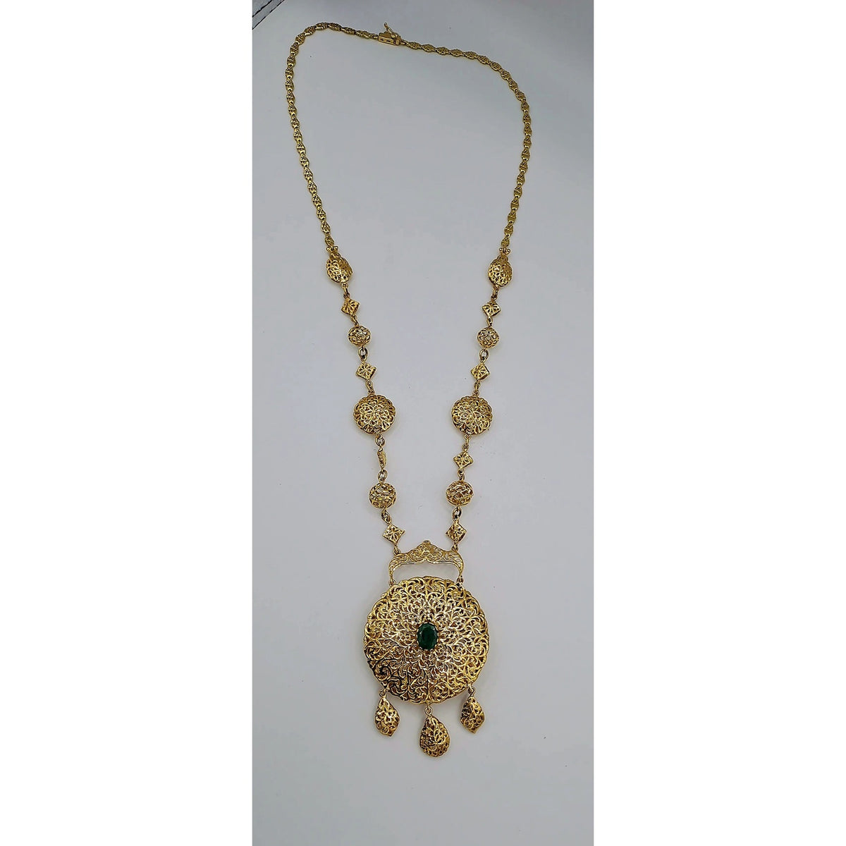 Sautoir Beldi Or Jaune - Pendentif Rond Ajouré Ciselé, Pierre Verte, Pampilles – or 18 carats | Tariki
