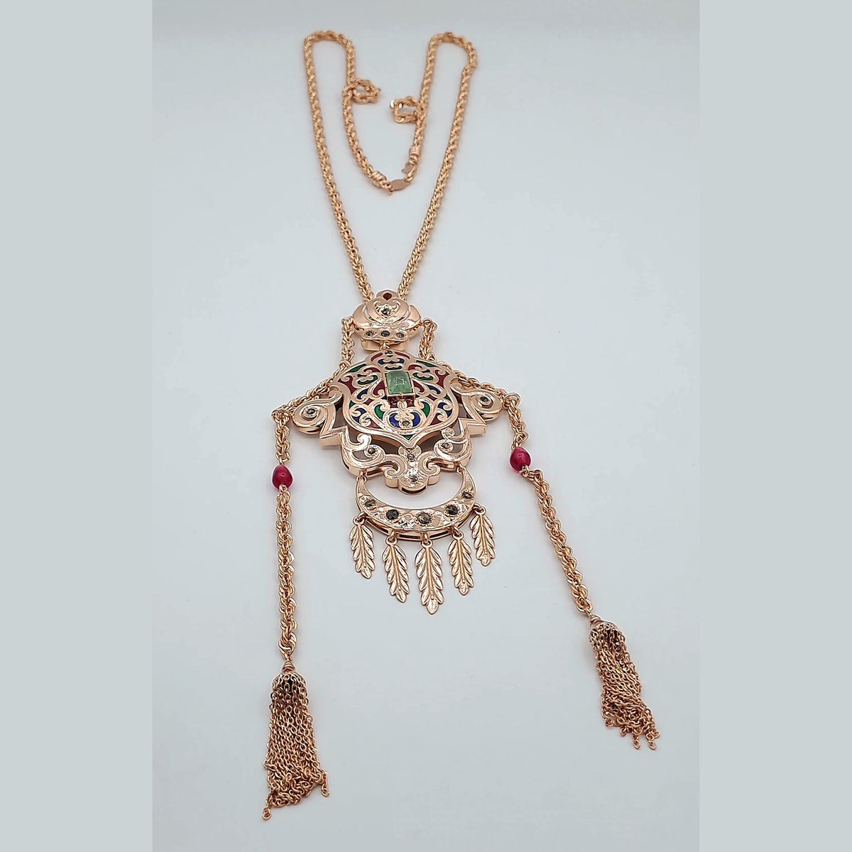Sautoir Beldi Or Rose - Pendentif Ajouré Serti de Pierres Rouges et Vertes, Pompons – or 18 carats | Tariki