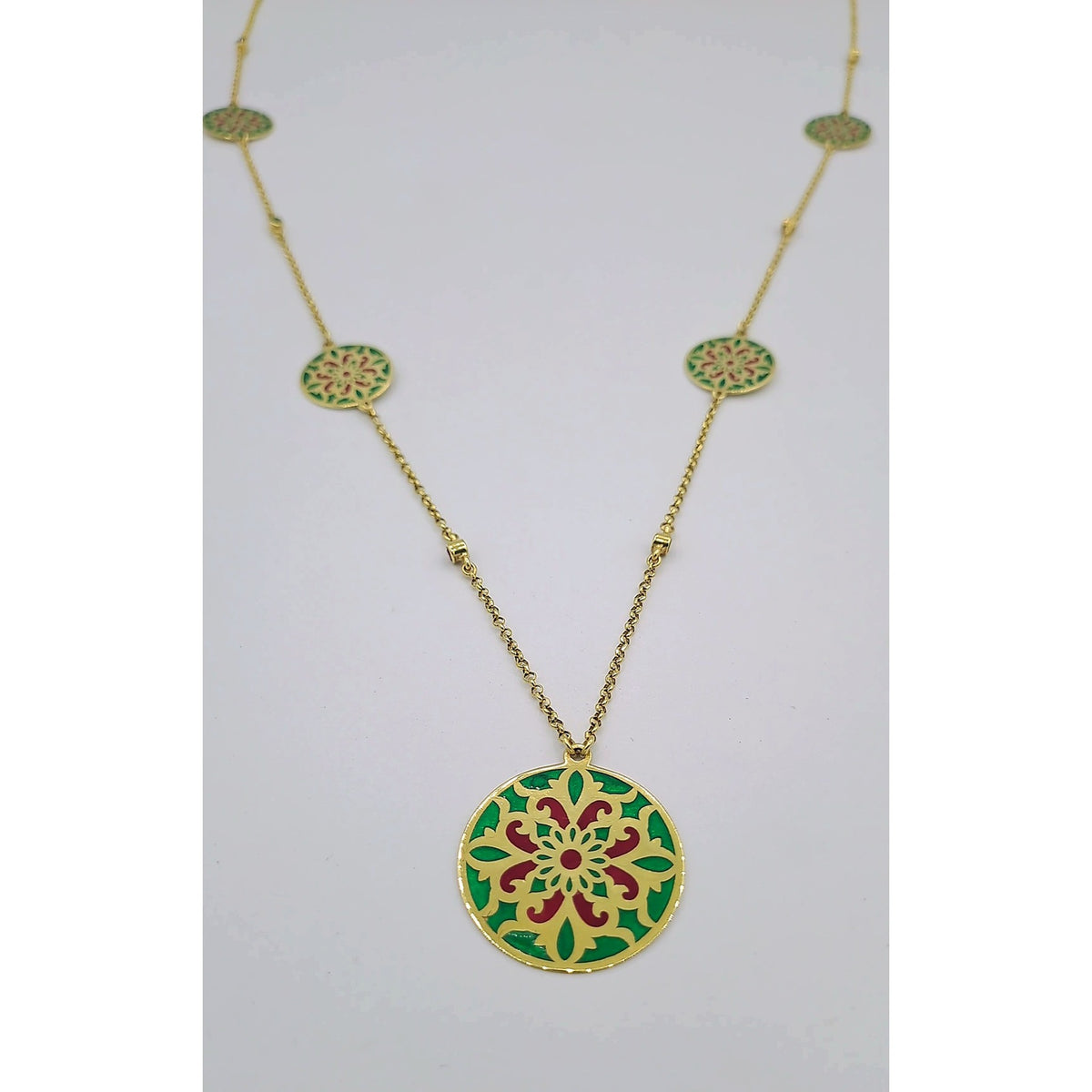 Sautoir Or Jaune - Médaillon Rosace Émaillé Vert et Rouge, Rosaces Ajourées – or 18 carats | Tariki